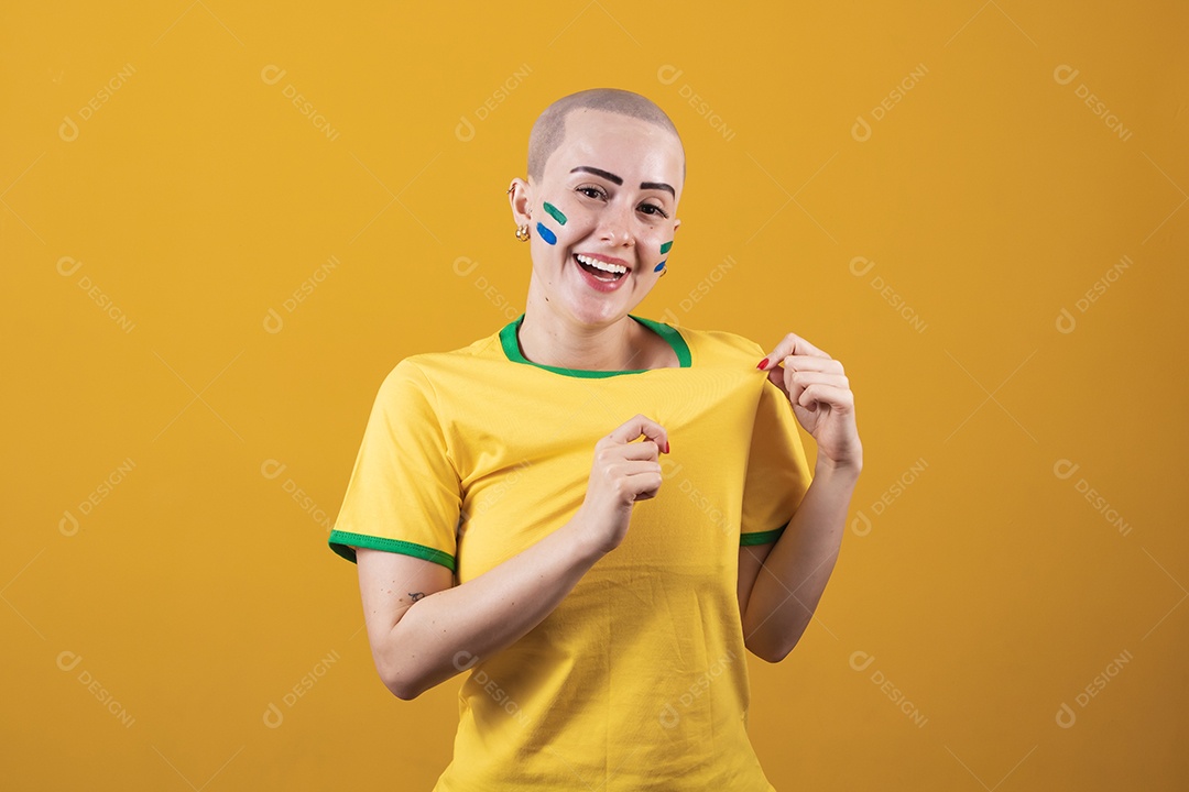 Linda mulher jovem careca usando camiseta do Brasil, torcedora do Brasileira, conceito outubro rosa
