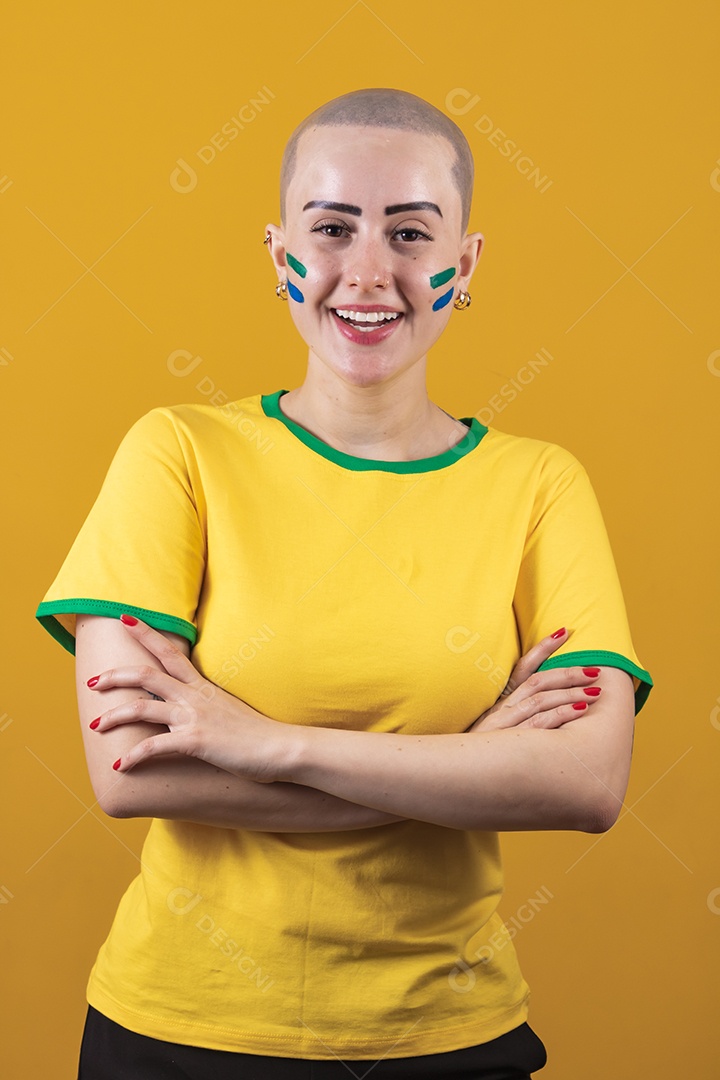 Linda mulher jovem careca, torcedora do Brasil, conceito outubro rosa