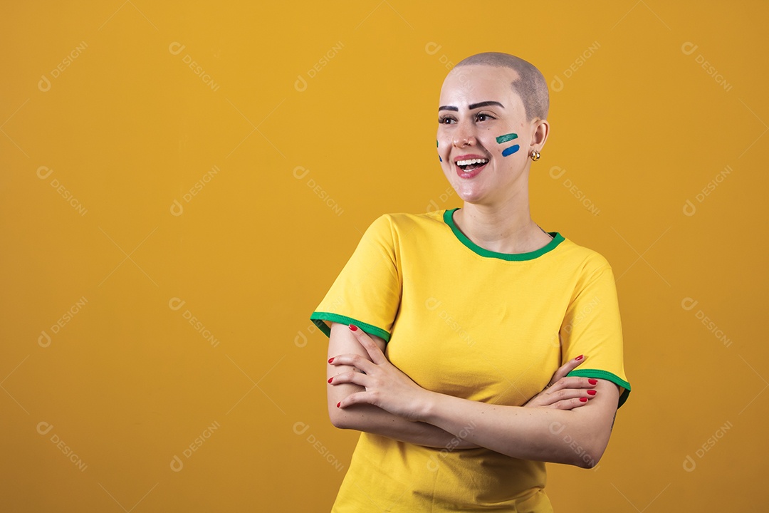 Linda mulher jovem careca, torcedora do Brasil, conceito outubro rosa