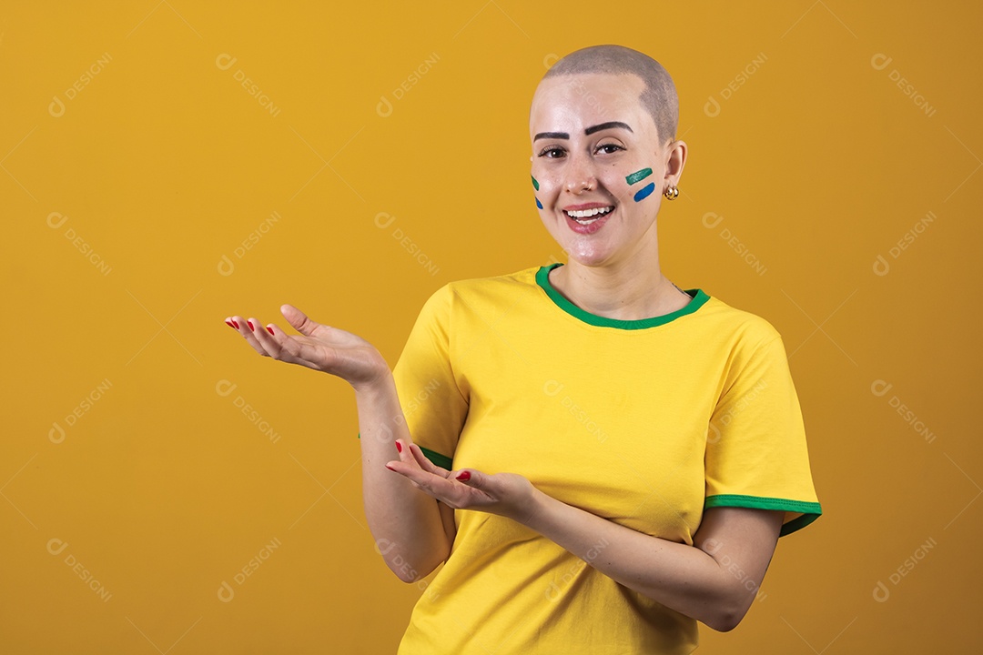 Linda mulher jovem careca, torcedora do Brasil, conceito outubro rosa