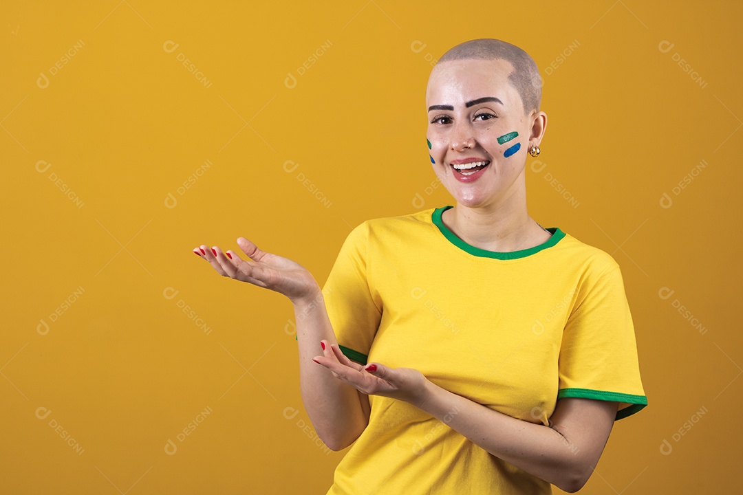 Linda mulher jovem careca, torcedora do Brasil, conceito outubro rosa