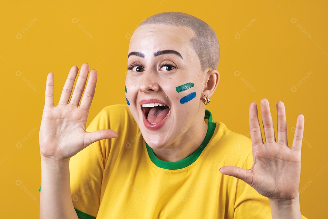 Linda mulher jovem careca, torcedora do Brasil, conceito outubro rosa