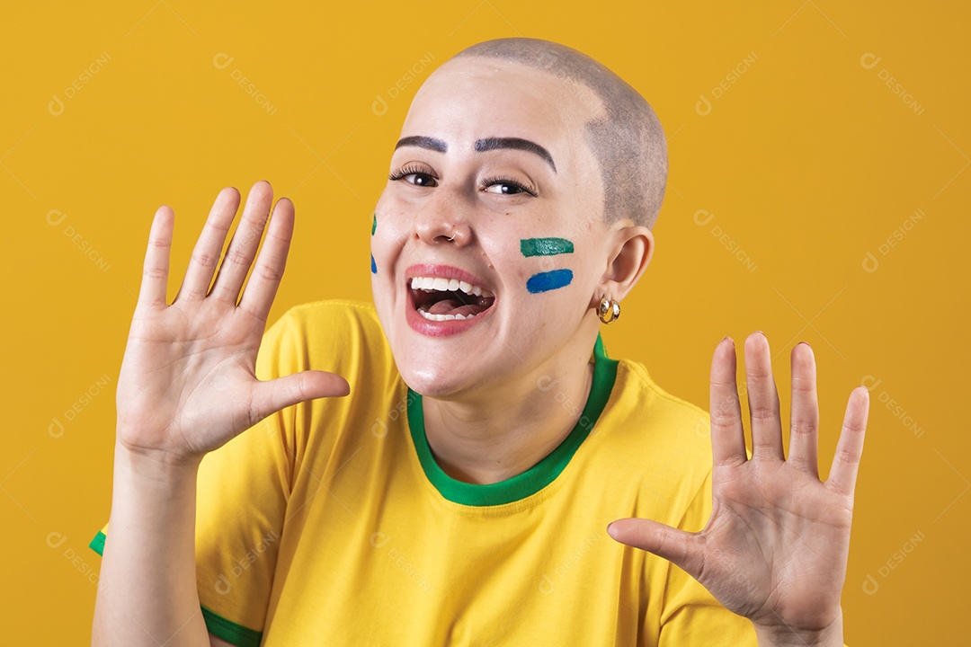 Linda mulher jovem careca, torcedora do Brasil, conceito outubro rosa