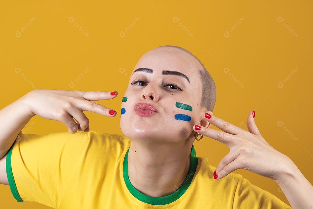 Linda mulher jovem careca, torcedora do Brasil, conceito outubro rosa