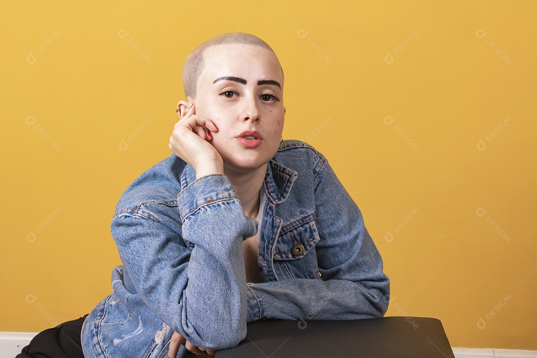 Linda mulher jovem careca,  em conceito outubro rosa