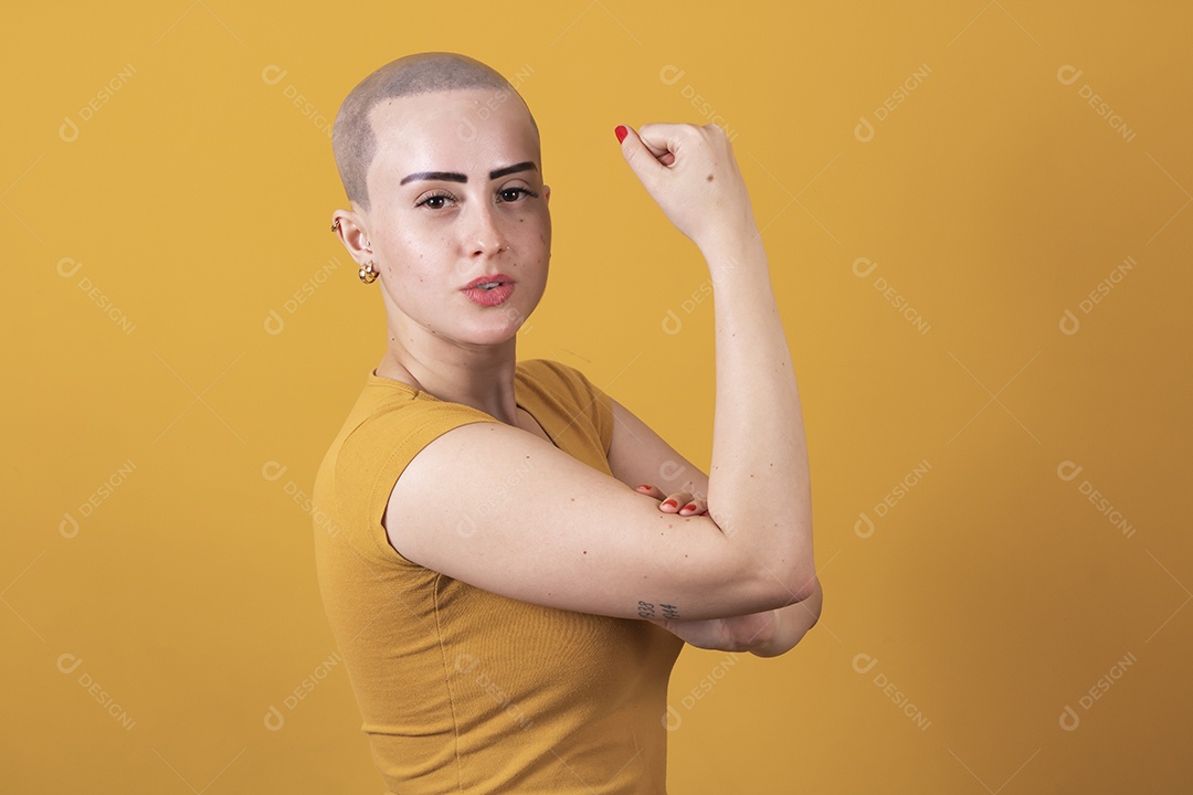 Mulher jovem careca usando blusa bege em conceito de câncer, outubro rosa