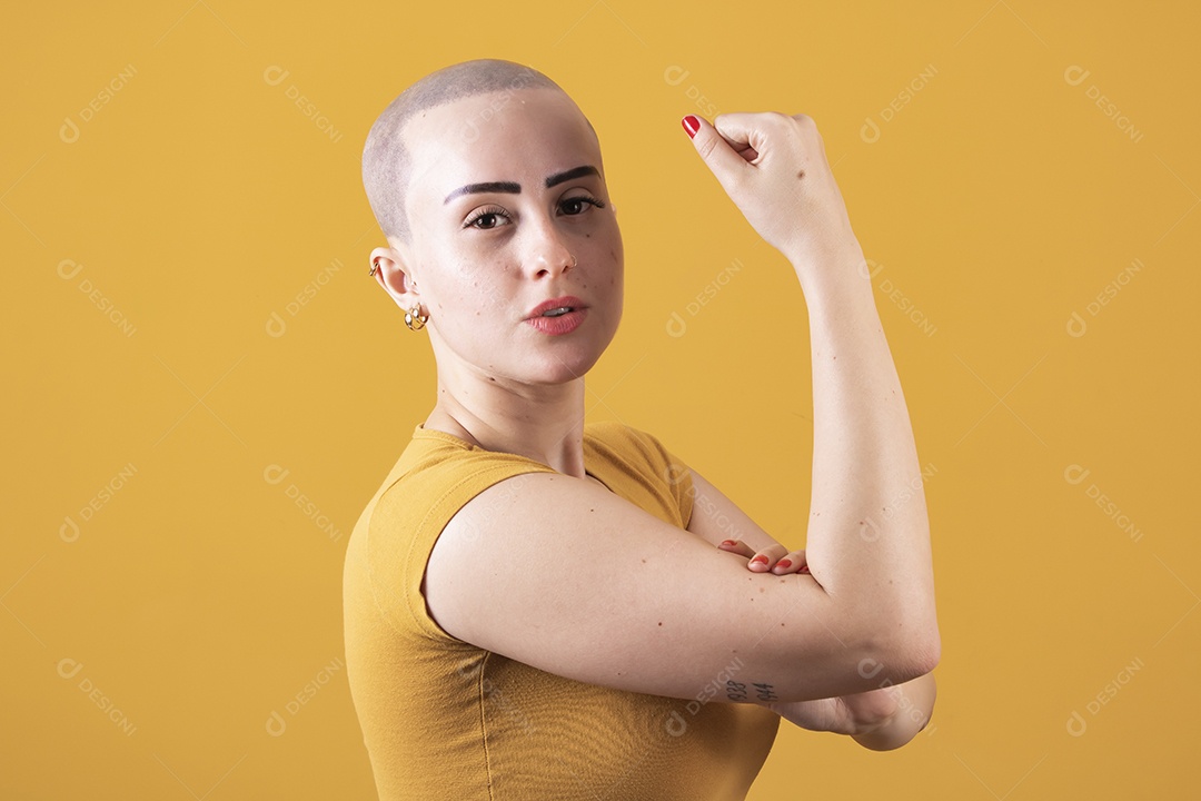 Mulher jovem careca usando blusa bege em conceito de câncer, outubro rosa