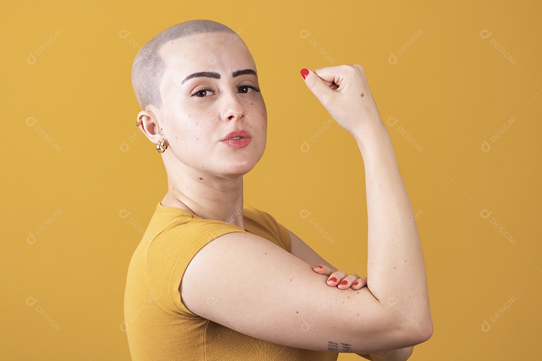 Mulher jovem careca usando blusa bege em conceito de câncer, outubro rosa