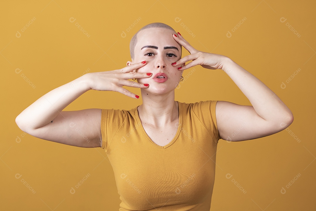 Mulher jovem careca usando blusa bege em conceito de câncer, outubro rosa