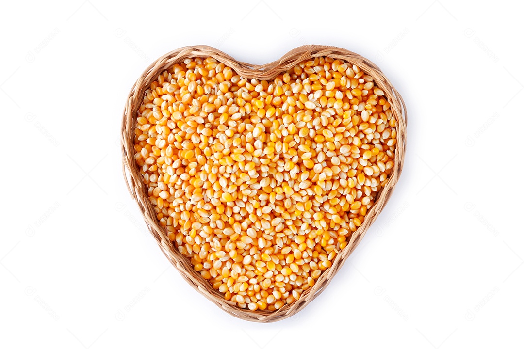 Grãos, sementes ou grãos de pipoca crua na cesta isolada em branco