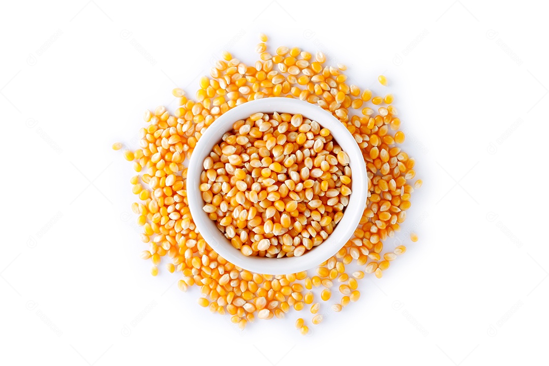 Grãos, sementes ou grãos de pipoca crua na cesta isolada em branco