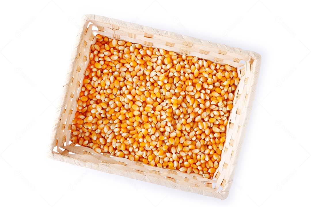Grãos, sementes ou grãos de pipoca crua na cesta isolada em branco