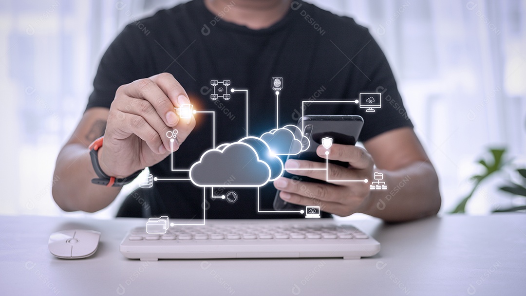 Empresário com diagrama de computação em nuvem mostra por lado. Técnico de nuvem