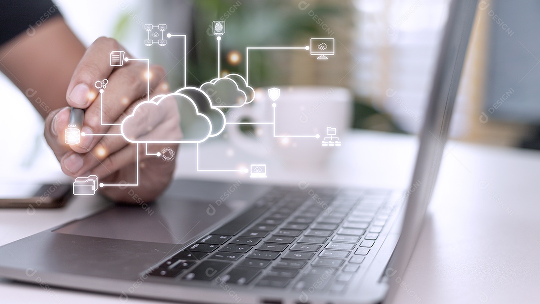 Empresário com diagrama de computação em nuvem mostra por lado. Técnico de nuvem