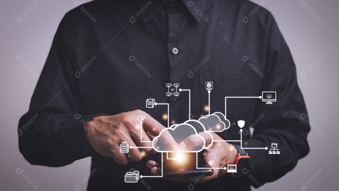 Empresário com diagrama de computação em nuvem mostra por lado. Técnico de nuvem
