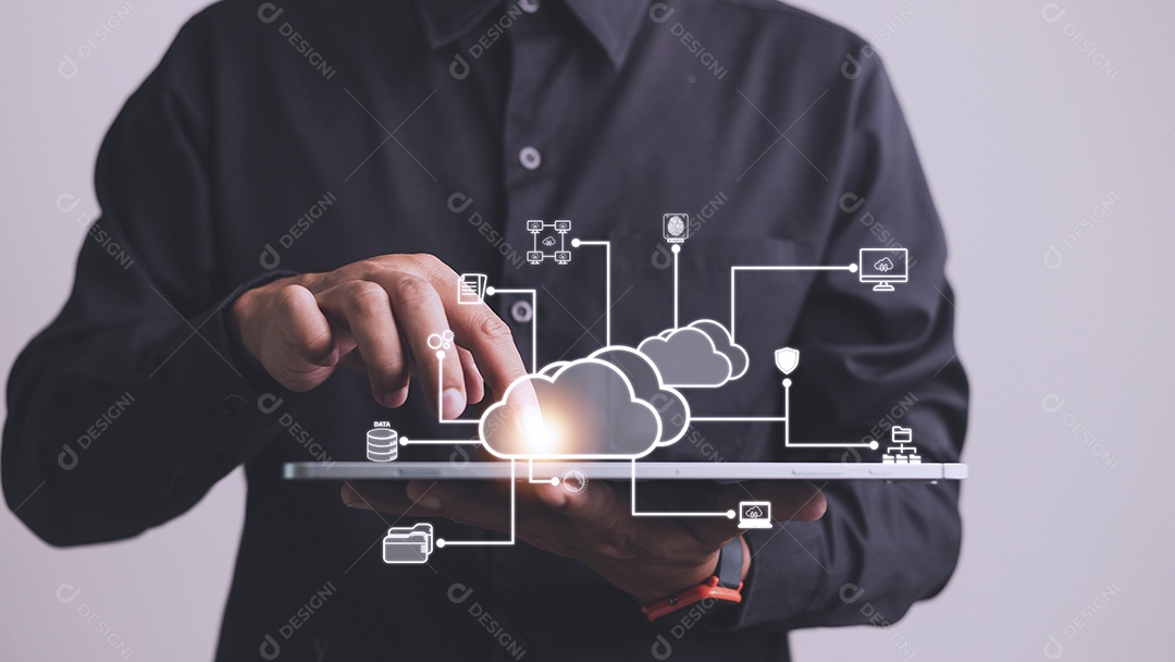 Empresário com diagrama de computação em nuvem mostra por lado. Técnico de nuvem