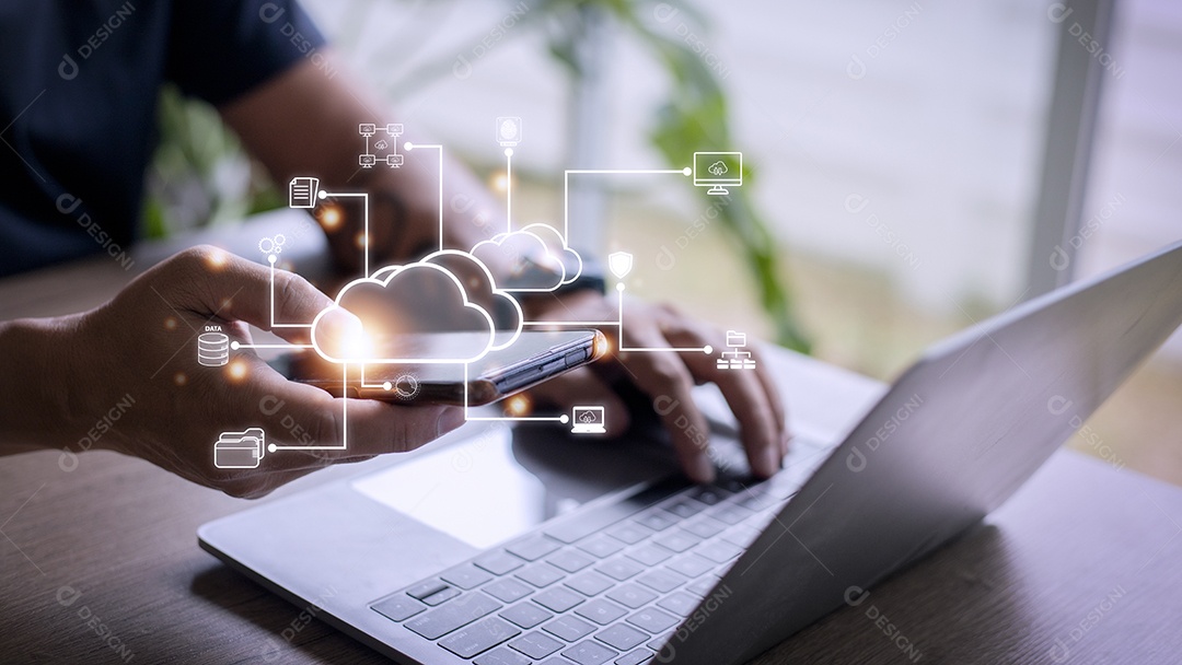 Empresário com diagrama de computação em nuvem mostra por lado. Técnico de nuvem