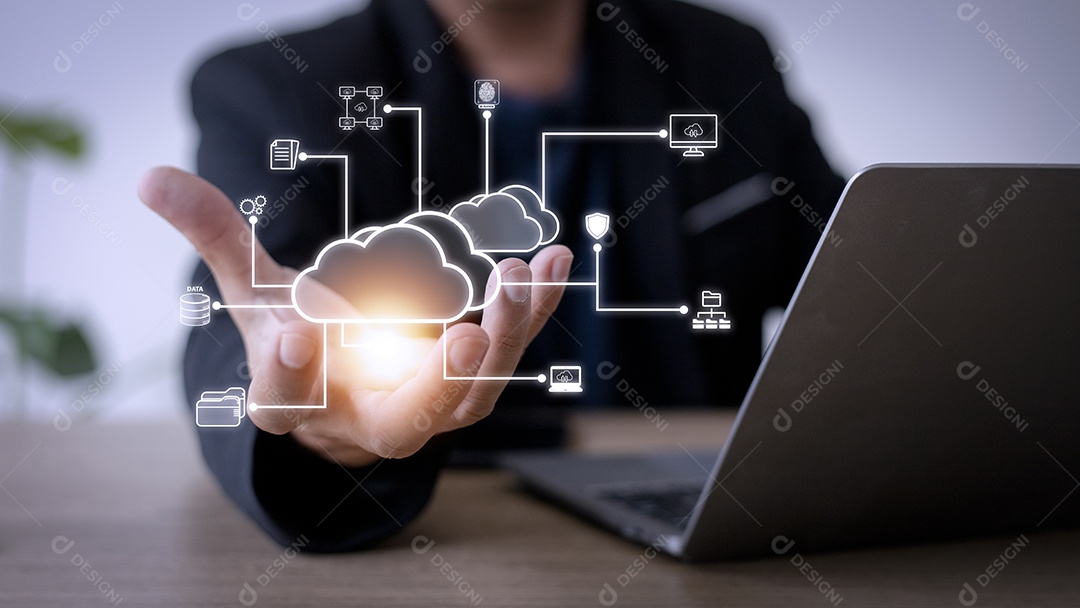 Empresário com diagrama de computação em nuvem mostra por lado. Técnico de nuvem
