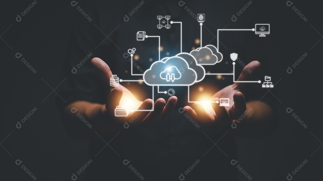 Empresário com diagrama de computação em nuvem mostra por lado. Técnico de nuvem