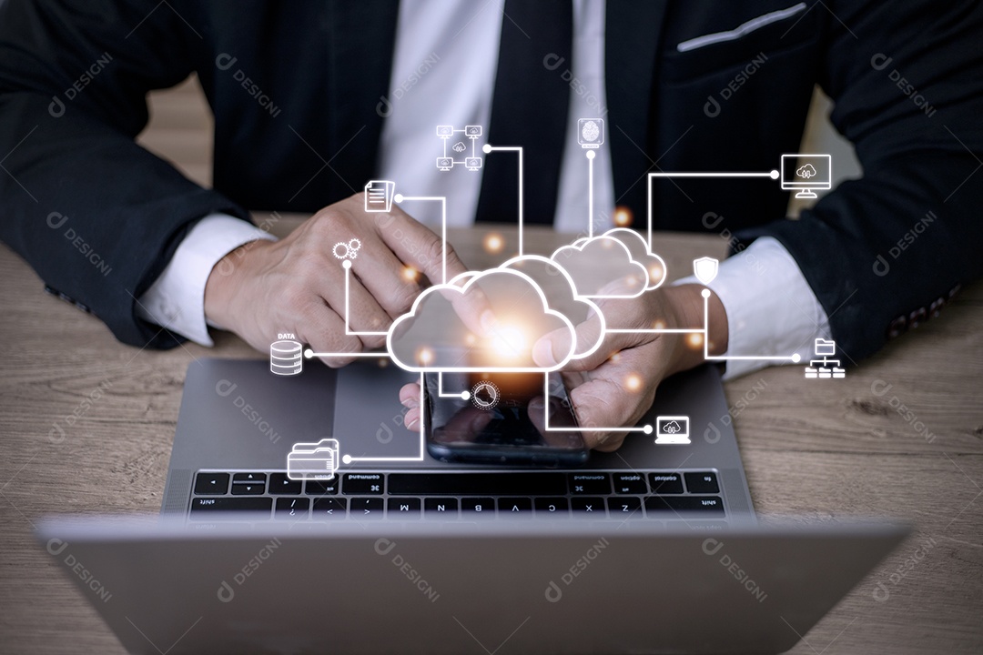 Empresário com diagrama de computação em nuvem mostra por lado. Técnico de nuvem