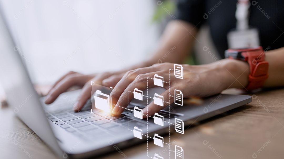 Os empresário estão gerenciando dados em seus laptops documento