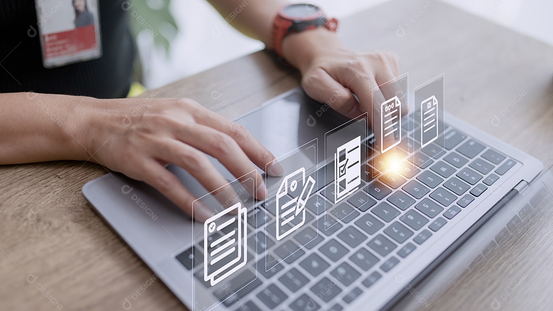 Os empresário estão gerenciando dados em seus laptops documento