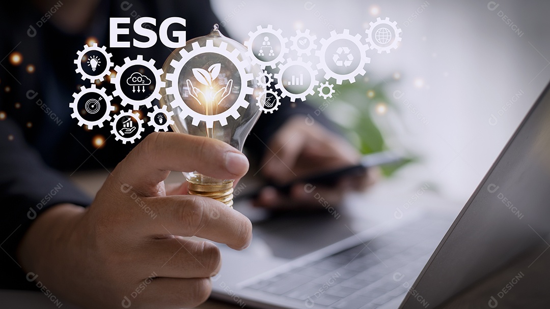 Mão de empresária segurando lâmpada com ícone esg em virtual