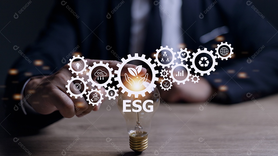 Mão de empresária segurando lâmpada com ícone esg em virtual
