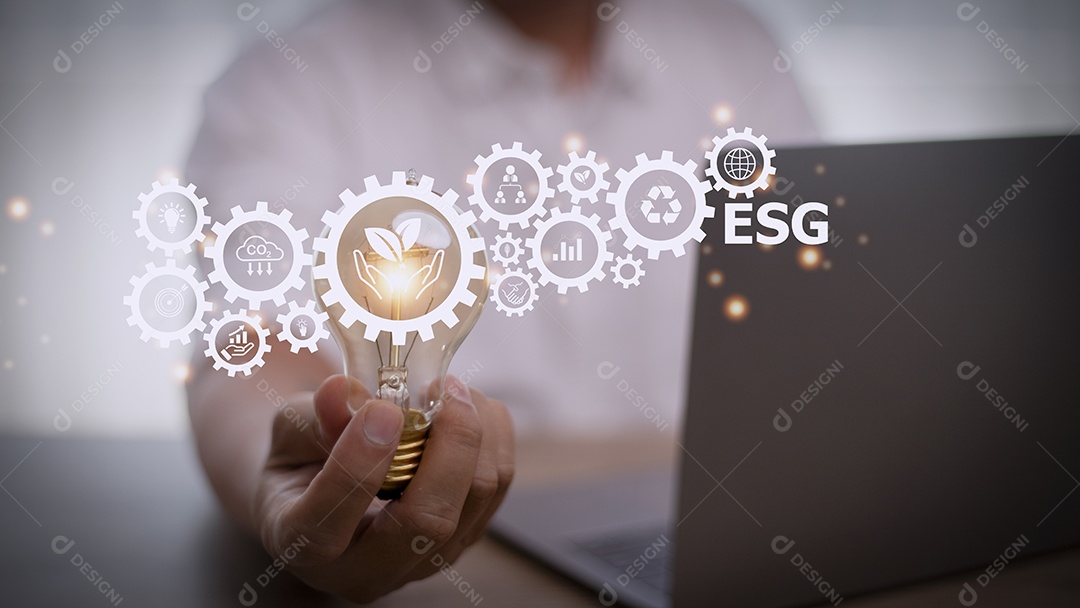 Mão de empresária segurando lâmpada com ícone esg em virtual