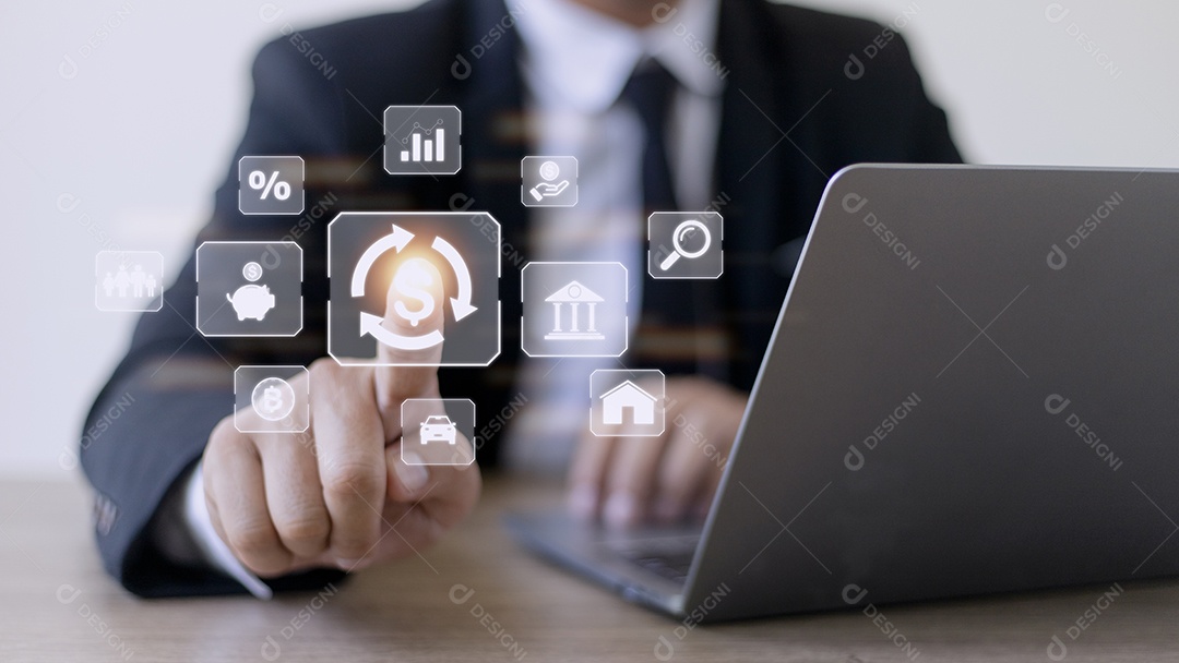 Empresário usando um computador para o conceito de investimento financeiro de fundos