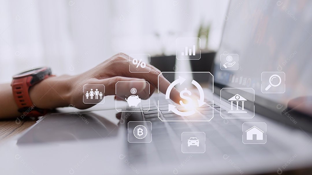 Mulher trabalhadora usando um computador para o conceito de investimento financeiro do fundo