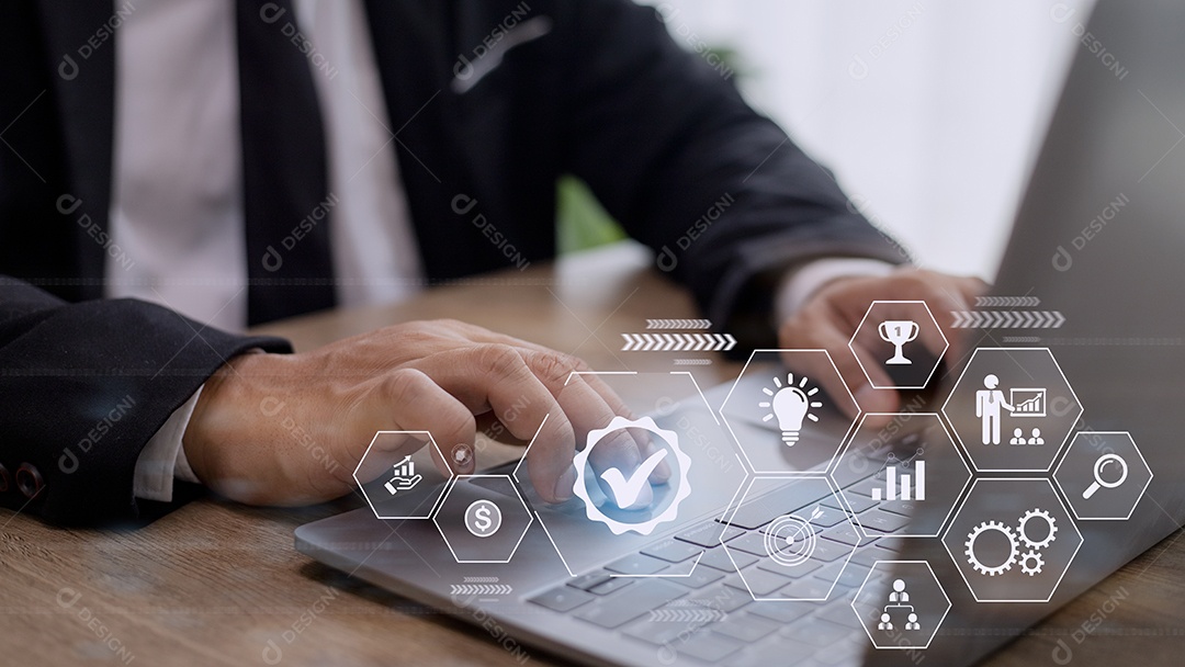 Conceito de gerenciamento de processos de negócios. Empresário toque na virtual