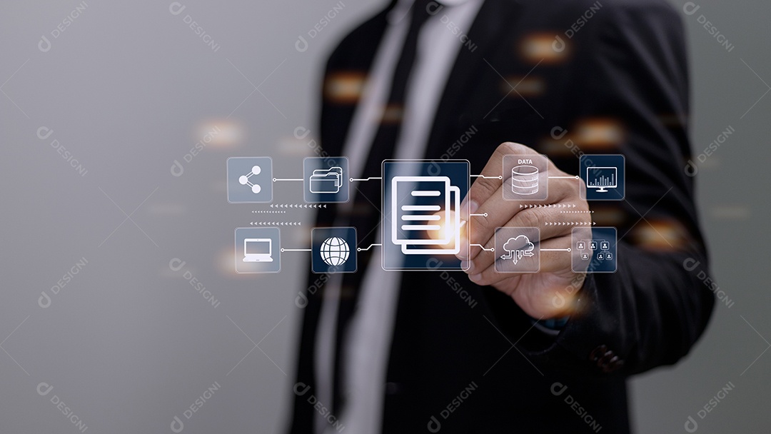 Empresário usando um computador para documentar o conceito de gerenciamento