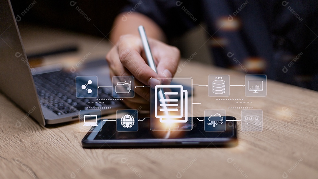 Empresário usando um computador para documentar o conceito de gerenciamento