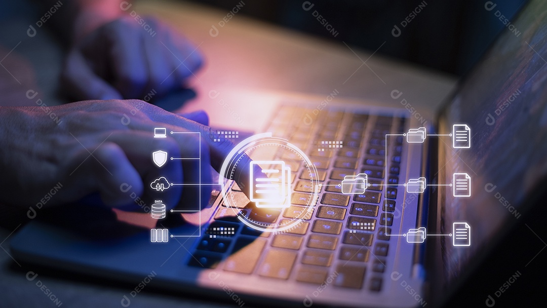 Empresário usando um computador para documentar o conceito de gerenciamento