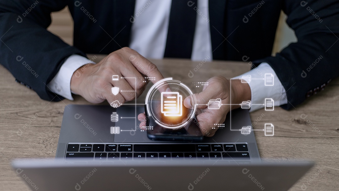 Empresário usando um Smartphone para documentar o conceito de gestão