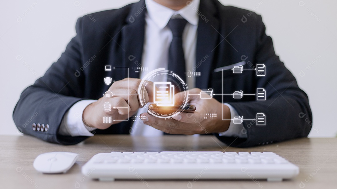 Empresário usando um Smartphone para documentar o conceito de gestão