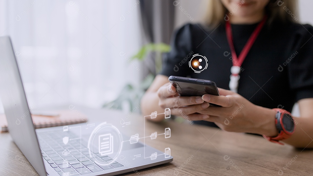 Mulher de negócios usando um computador para documentar o conceito de gerenciamento