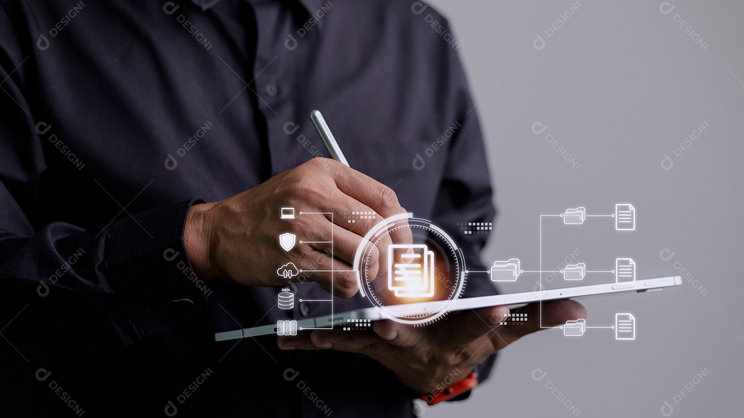 Empresário usando um tablet para documentar o conceito de gerenciamento, online