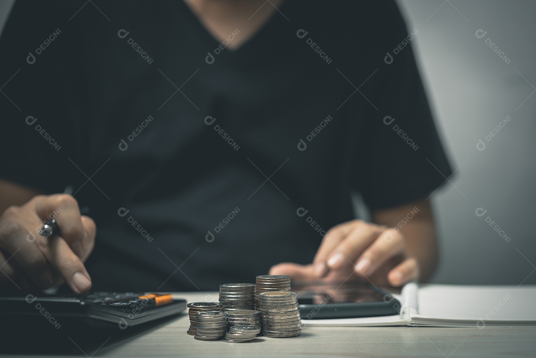 Negócios economizando dinheiro financiam o crescimento da economia de investimento.