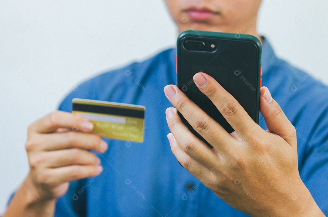 Banco digital de compras on-line usando cartão de crédito e conceito de comércio eletrônico de telefone inteligente móvel.