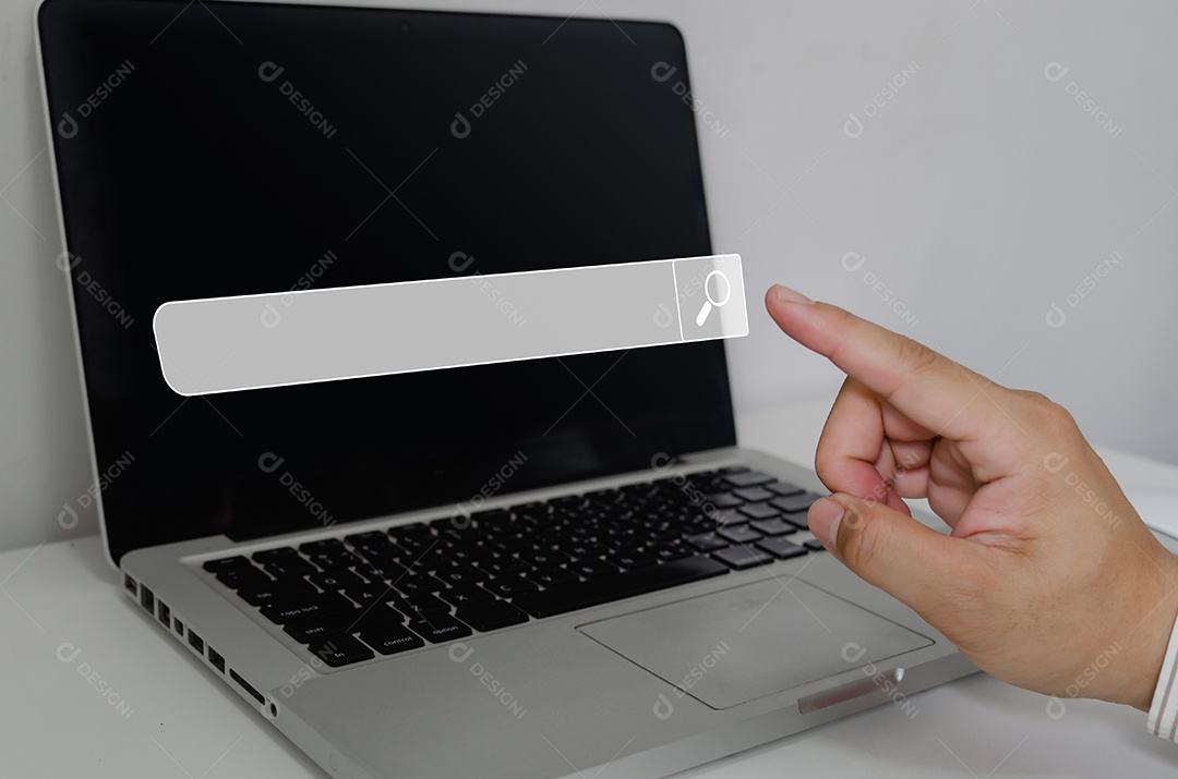 Homem usando computador laptop on-line navegando na internet pesquisa informações site rede social mídia.