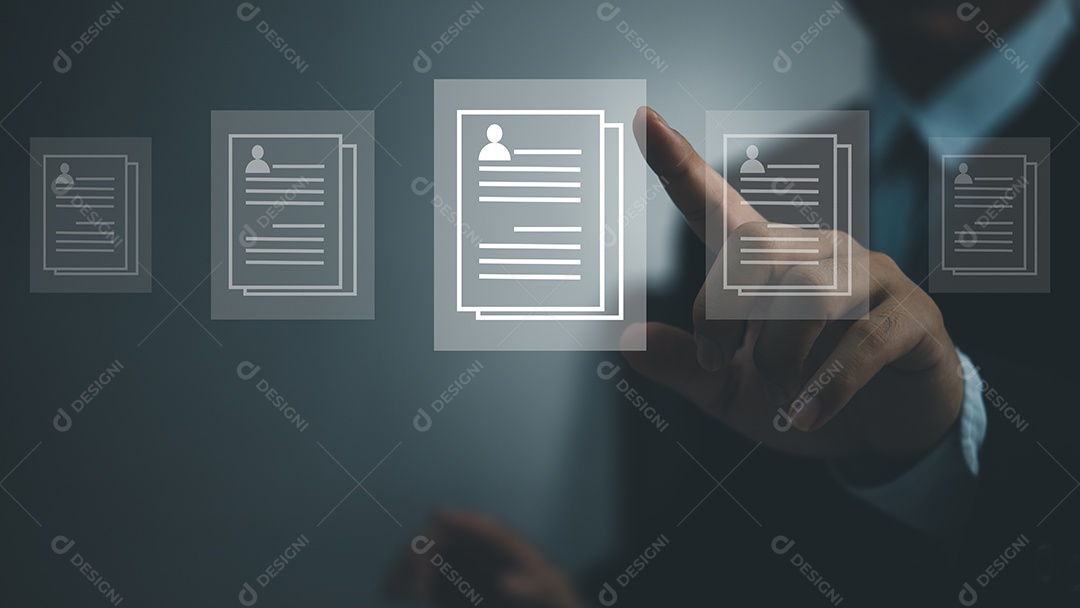 Gerente de recursos humanos pesquisa CV na internet para encontrar a empresa candidata ideal.