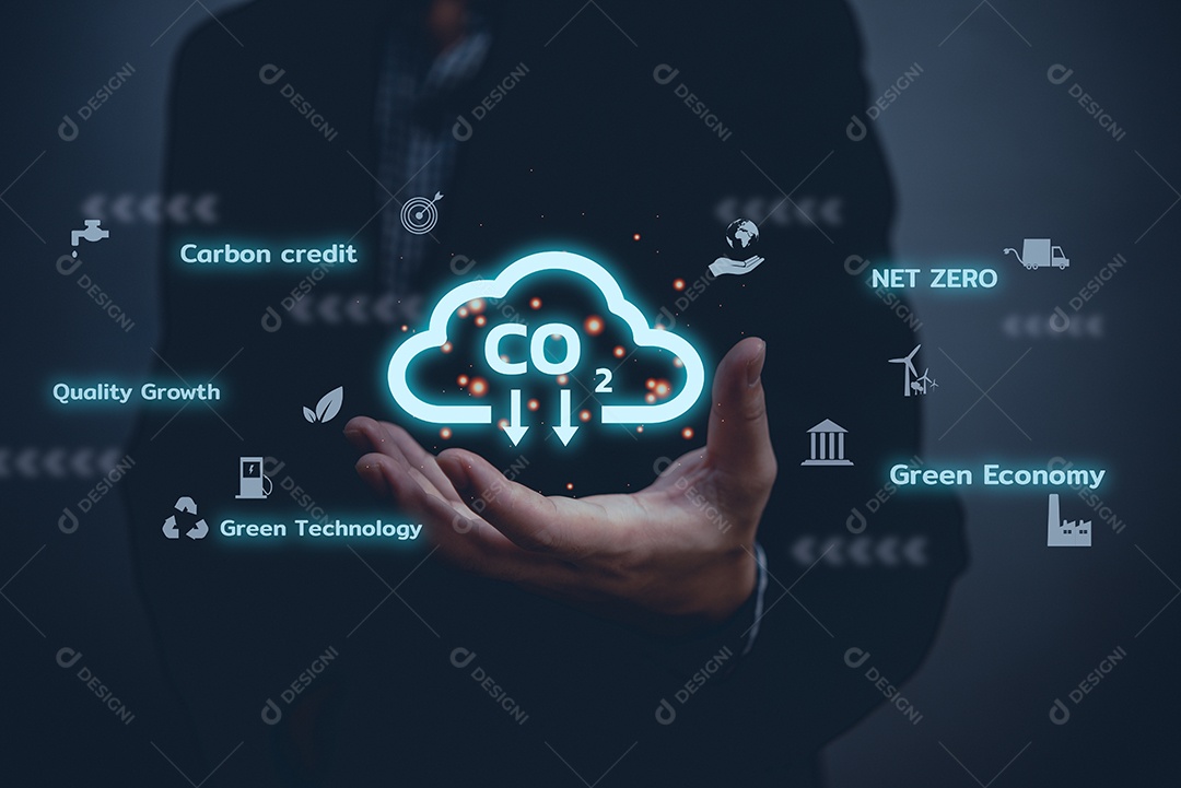 Mão de empresário toca tela virtual de energia renovável de aquecimento global.