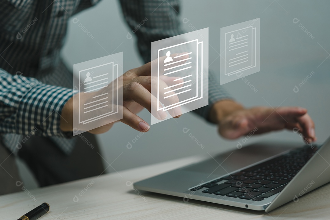 Gerente de recursos humanos pesquisa CV na internet para encontrar a empresa candidata ideal.