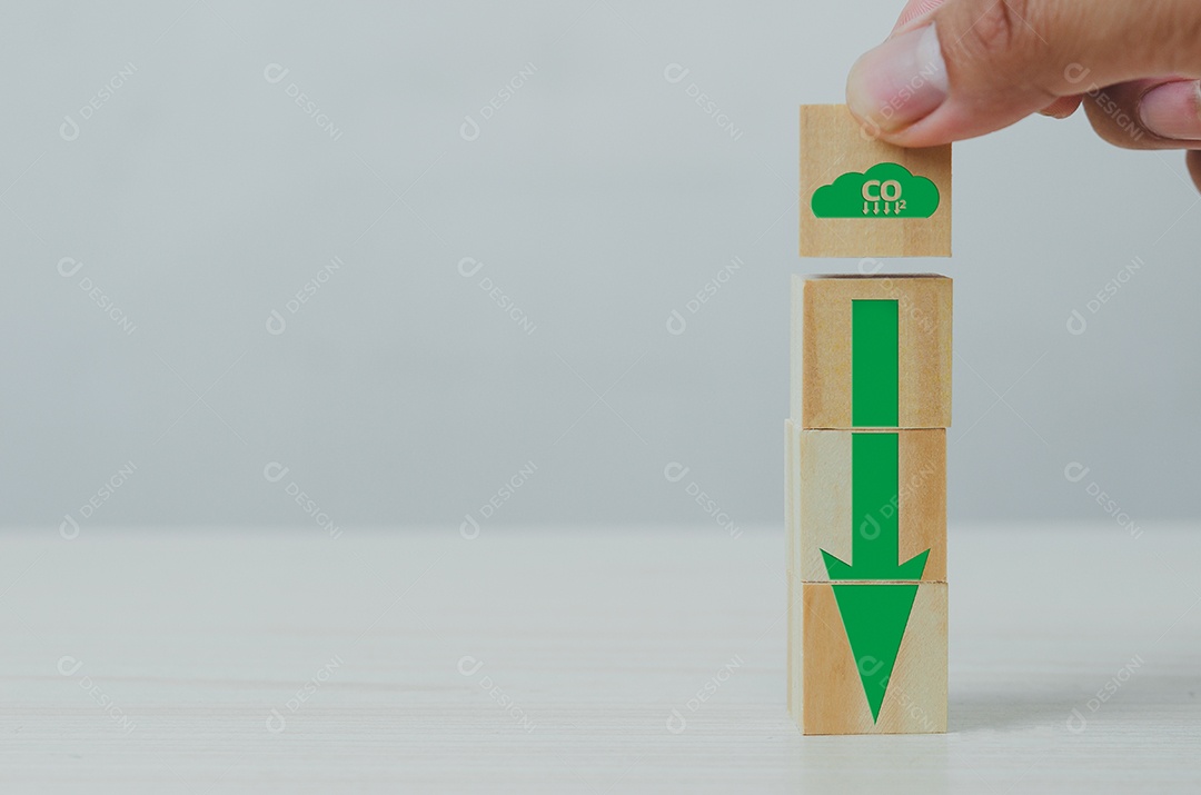 Zero líquido e crédito de carbono com a mão segurando o ícone de bloco de cubo de madeira co2 eco e seta no fundo.