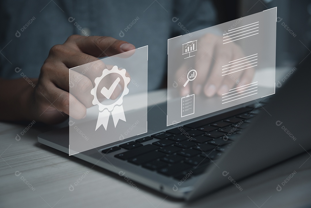 A mão mostra o serviço de sinal Garantia de qualidade, garantia, normas, certificação ISO e conceito de padronização.