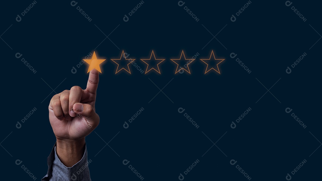 A mão do empresário toca a classificação de feedback de classificação de cinco estrelas e a experiência positiva de revisão do cliente na tela virtual.