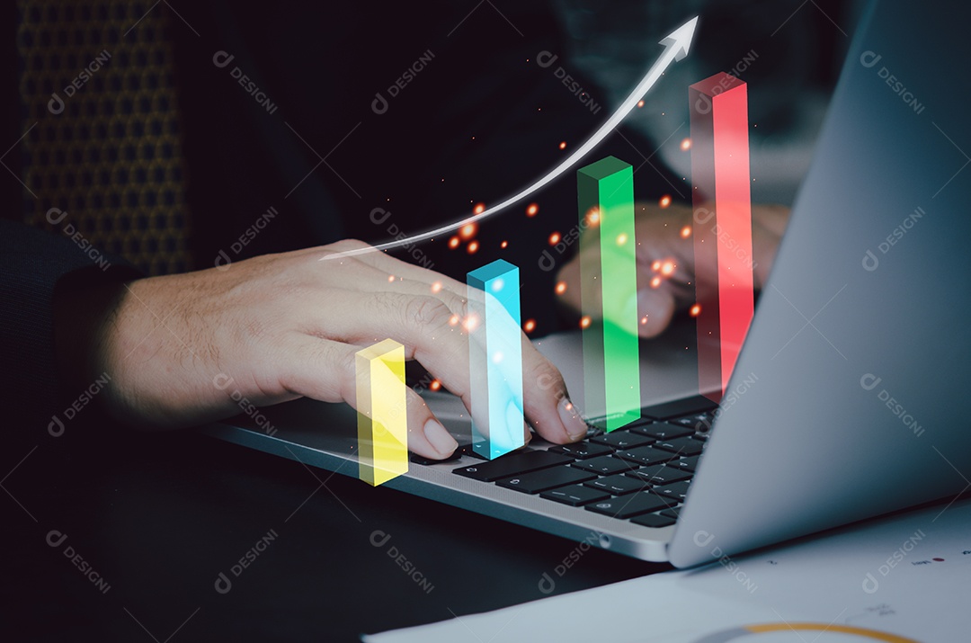 Tela virtual de gráfico e seta com computador portátil na mesa.