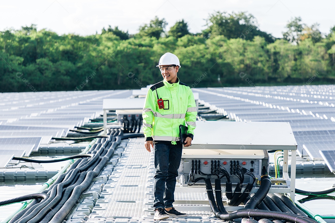 Homem jovem engenheiro elétrico